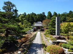 小堀遠州の作った庭園を有する大池寺。
庭園は広くきれいに手入れされており、本堂から眺めるスタイル。