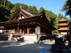 西国31番札所の長命寺。
山に建つ寺院で長い階段がある。