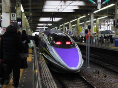 さて、新神戸から広島に到着しました。

私の乗った「のぞみ」が行き過ぎた後、ホームをのろのろ歩いていたら、まもなく次の新幹線が来るアナウンスがあり、滑り込んで来たのはエヴァ新幹線でした！