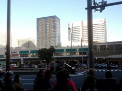 品川駅へ向かいます。道を埋め尽くす人人人。