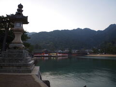 さて、朝の5時半くらいに起床。

夜明けと同時に厳島神社に行こうと意気込んでおりましたが、この時期の日の出は7時頃なので、当然ながらなかなか明るくならず。

6時半を過ぎてやっと少し明るくなったので、出かけました。
神社の参拝は6時半から可能。