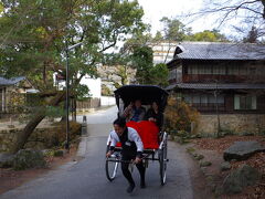 人力車もあります。
こんなん昔からあったっけ？最近できたのかしら？

カメラを向けたらピースしてくださいました。