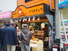 焼き鳥等を販売する惣菜店に群がるおやじ達。
なんだかちょっとおかしい。