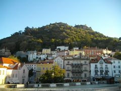 午後は、リスボンから30分ちょっとの世界遺産のシントラへ。山間の小さなきれいな街。
駐車場から小型バスに乗り換え、山の急な細道を登ってぺナ宮へ。
