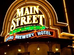 エアポートシャトルでホテルへ。
今回はお気に入りのMain Street Station Hotel
ダウンタウンのホテルもリゾートフィーを徴収するところが増えたけど、ここはまだ徴収せずに頑張ってくれてます。