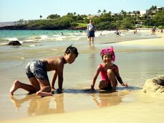 ハプナビーチで砂遊び