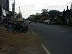 本当に田舎町って感じですね。

これが、島一番のリゾート地なんですから。