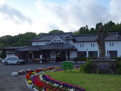 城下町で有名な飫肥らしい駅舎ですね。
駅前には、泰平踊像も立っています。