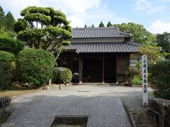 電車の時間の都合で、油津を出たのがかなりの早朝。
松尾丸等の施設がまだ開館前だったので、武家屋敷群の見学で時間を潰します。
武家屋敷街には、移築改修された小村寿太郎生家もあります。