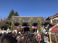三箇所目は、浅草神社。恵比寿様が祀られています。やはり、大きい分、人がすごい。約１時間待ち。ここと浅草寺終わったらご飯を食べたいが、ずいぶん後になりそう。