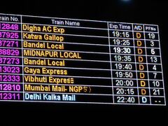 さて、ここから、インドの鉄道の旅です。
コルカタ・ハウラー駅から、バラナシまで、13時間半の旅。