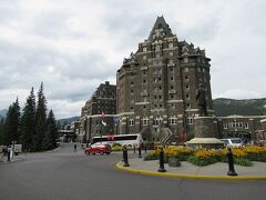 Fairmont Banff Springsを見学、高級ホテルなのでお泊りはしないけど、ホテル前で記念写真