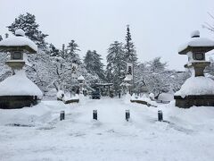 上杉神社も真っ白。
車から出ることなくパワーウィンドウを開閉して写真撮影。
観光する気ゼロです。

とりあえず近くにあったイオンに避難しました。
息子にトーマスの手袋を買いました。
手袋買ってなかったからちょうどよかったです。