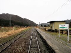 13:42　越後大島駅に着きました。（坂町駅から8分）

米坂線最初の駅です。
以前は坂町駅～越後大島駅間に「花立駅」がありましたが、1995年（平成７）に廃止となりました。