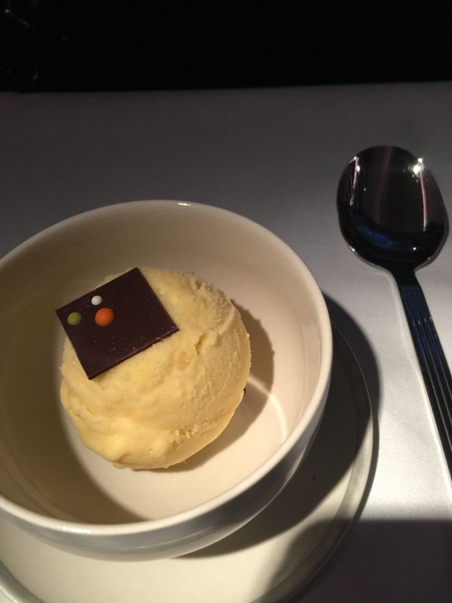 今回　サヌールで行ったところとか、機内で食べたものは　ほぼ省略してみたｗ<br />同じようなものばかりなので、、ｗ　それが醍醐味なのではありますが、、ｗｗ<br /><br />これは　モーベンピックなのに　マンゴーシャーベットだったので♪<br />チョコレートは食べず、、