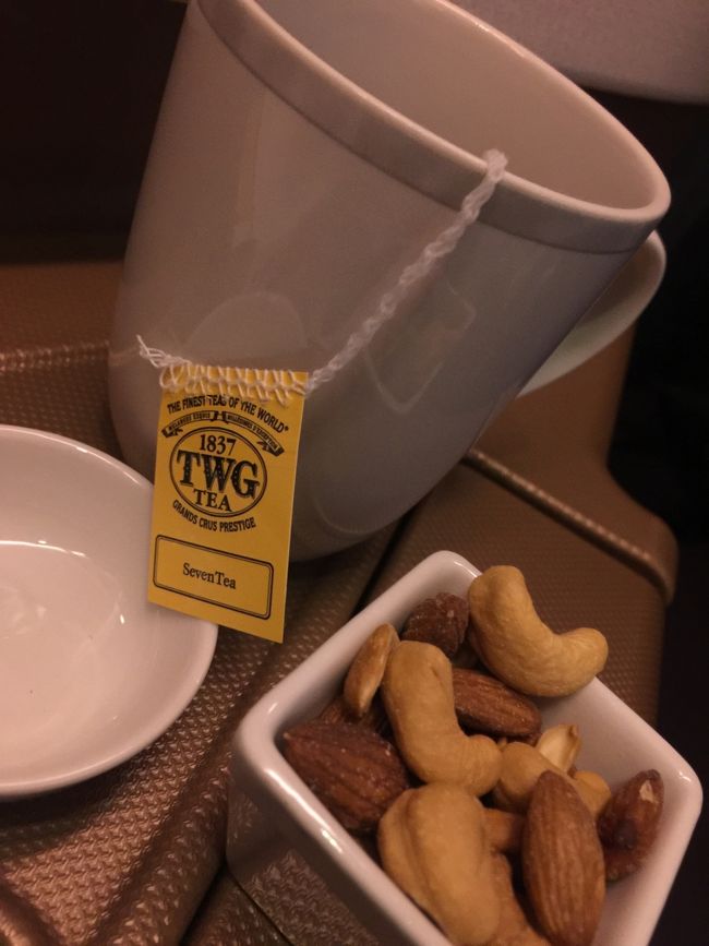 TWGが　シンガポール航空70周年をお祝いして　特別にブレンドしたと言うセヴン・シーと言うお茶♪　ジャズミンベースで　美味しかった♪<br />それに暖かいミックスナッツ、、美味しいけど　バリ島の　カチャン・カプリには勝てないｗｗ