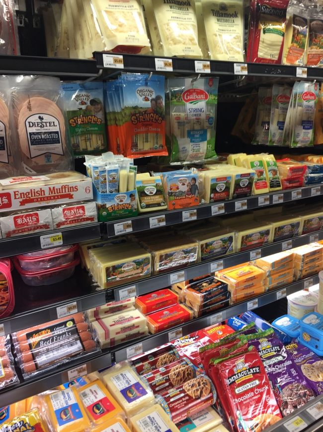 ハムチーズ売り場♪<br />サラダの量り売りをお持ち帰りしましたが　実はキュウリが美味しかった！<br />そして　サラダのお値段が安かった、、普通　油断していると10ドルぐらいになってしまうのに　六ドルぐらいだった、、<br />地味に良いかも、、もし野菜がこのまま美味しかったら♪<br />