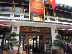 ホアンキエム湖のほとりでコーヒーを飲むことに