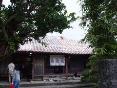 年越しそばとして、沖縄南部のくんなとぅに到着、14:02。
目の前で閉店ガラガラ。
しょうがないので、前調べたことのある「屋宜家」に行くことに。
お店の門構えはヒンプン、古民家風でおしゃれ、期待できるぞ。