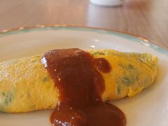 さあ、朝食です。
アリビラの朝食は国内で有数の美味しさ、とのこと。
今回アリビラを選んだ理由の一つです。
これがそのオムレツ、限定のアーサ入り、あー美味しい。