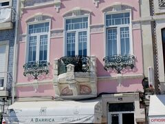 「中央運河」沿いの建物の中でもひと際目立つ
パステルピンクの建物の１階は
カフェ兼お菓子屋さんの "A Barrica"