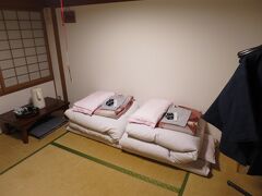 食事なし。素泊まりとなりました。
受付で言われて愕然…
コンビニ弁当を「御接待」していただきましたよ。
