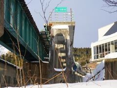 宿から２０分ほどで鳴子御殿湯駅に到着。
（道路が凍結してなければもっと早く着いたかと）
この駅は、鉄橋に沿ってつくられています。