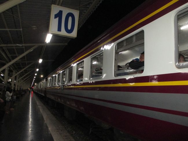 コンケーンのシルクフェアーが２９日から始まるので二日ほど余裕があるのだが<br />特に見たいものもないし、カオサンまで行くのも面倒なので、夜行でコンケーンまで行くことにした。<br />バスは夜遅くまであるが普通列車が８時４５分発。<br />空港に着いたのが定時で十分間に合うはずだったが、スカイトレインが途中でだいぶもたついて、駅に着いたのが出発の１５分前。<br />何とか間に合った。<br /><br />空港～ラムカムヘン　30B<br />ペチャップリ～ファランポン　30B<br />ファランポン～コンケーン　187B<br />弁当　15B<br /><br />両替　30000円  811800B<br />