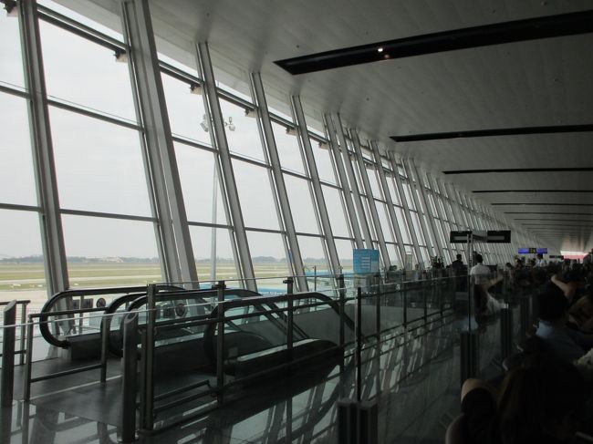 ベトナム航空のチェックインは3時間前からできるようで、<br />２時間前にカウンターに着いたらもうかなり並んでいた。<br />でも通路側に席が取れた。<br />映画はメルブルックの「ヤングフランケンシュタイン」を見た。