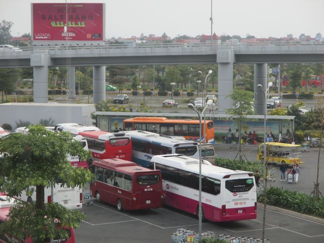 行はハノイでの乗り継ぎでゲートが２３番から２７番に変わっていたが<br />スムーズに乗り継げた。