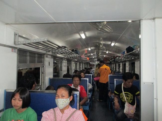 座席前にウドンタニーへ行く親子が乗っていて、<br />いろいろ面倒を見てくれて、<br />コンケーンに着いたら教えてくれた。