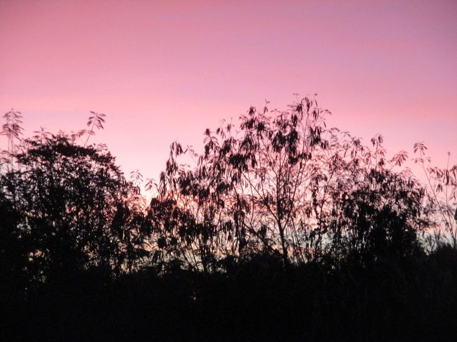【2017年12月26日】<br />6時頃コンケーン着いた。駅を立て替えているのか、仮設の駅で町からも離れているようだ。とりあえず朝も早いので歩いていると、バイクのおじさんがホテルまで送ってくれた。<br />
