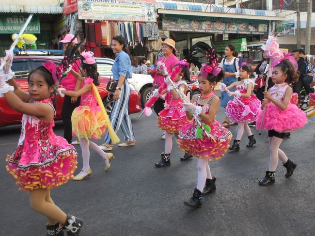 ロマ・ホテルの人は覚えていてくれた。<br />いつもの230Bの部屋に泊まる。<br />行列の音が聞こえたので道路に出て見ると子供のパレードが出ていた。<br />
