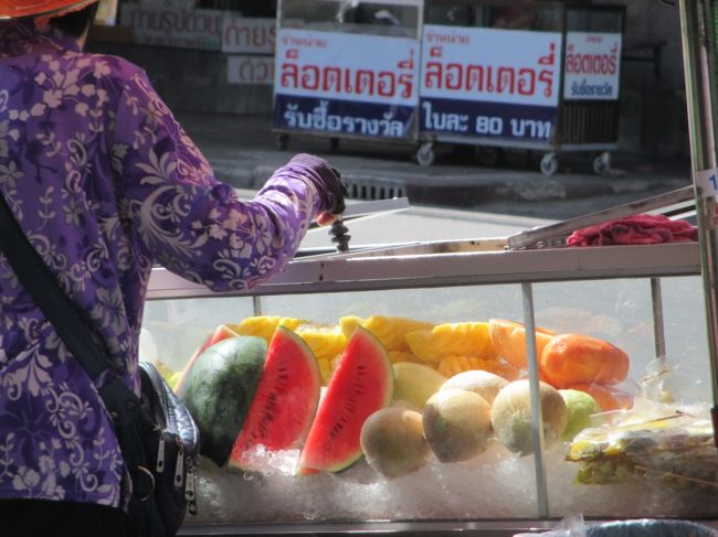 午後にセントラルプラザへ行ってみる。道路でミシンをかけているおばさんを発見。<br />安いジーンズを買ってすそ直しが出来そうだ。