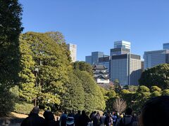 確かに坂が結構急です。
真正面に富士見櫓が見えています。
その向こうに見えるのはパレスホテルです。