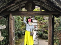 特にする事もなかったので
大河内山荘庭園ってとこに入ってみる事にしました
絵葉書とお茶が付いて1,000円です
（ちなみにここは入口ではなくて庭園の中にある門です）