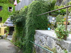 花や植物で飾られた民家の軒先を通って街中に戻ります。