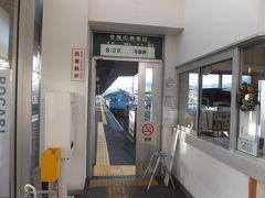西舞鶴駅はガラス張りの立派な駅舎。2階がJRの改札で1階の少し入り組んだ先に京都丹後鉄道の改札があります。
駅のコインロッカーに荷物を預けて改札へ。切符は券売機で買います。有人改札で日付印を押してもらって中へ。