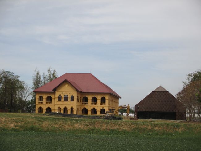 【2017年12月28日】<br />ウドンタニーに歌謡ショーの予定を調べに行く。<br />いつも会場の脇にあるショーの広告が置いてある小屋が<br />なかったので、観光案内所に行って聞く。<br />丁寧に一日から十二日までの出演歌手を教えてくれた。<br />この辺の観光地は大体見たので、<br />これで今回のタイでの歌謡ショーの予定がたてられそうだ。<br /><br /><br /><br /><br />見たいのは<br />12月6日～ラムヤイ<br />12月7日～バワパン　&amp;　パイ　ポンサトン<br />12月8日～シアン　イサーン<br />６日がコンケーンと重なるので考えたが２度ラムヤイを聴くことにした。<br />12日はマイタイだがベトナムに入る予定なので観れない。<br /><br />編集していて気が付いたのはこの日の写真はこの一枚。<br />自分にとって見慣れた光景でも旅行記としては「いただけないな」と気づいた。<br />次回から注意して写真を撮りたいと思います。<br /><br />ところでなぜこの写真を撮ったかと言うと、これはウドーンターニー地域博物館。<br />もう何年も工事中で、今年も出来上がらず。建物右脇に建物が出来て作業はしているようです。<br /><br /><br />