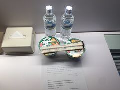 ホテルはディズニー旅行では定宿の京王プレッソイン茅場町。
茅場町駅から徒歩2分。
日比谷線で八丁堀まで出て、ＪＲ京葉線に乗り換えればディズニーまで30分。
本当はオフィシャルホテルに泊まりたかったけど、値段も高いし、何より予約ができなかった…。

15:30にホテルにチェックインしてお部屋は1020号室。
お部屋に入ると年越し用にカップ蕎麦が用意してありました。
もちろんお水も用意があり、致せり尽くせりです。

ニューイヤーズイブは20時開園なので、2時間ほど仮眠しました。
