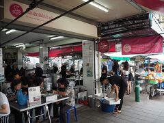 回転が早いので
結構サクサクと進んでいきます。
ピンクのカオマンガイ、今日は黒です。
