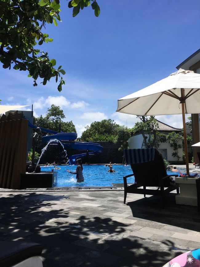 ホテルはグランドミラージュのオールインクルーシブ。初めてのバリ島なので、子供たちにお腹こわされるのが心配。ほとんどの食事はホテル。あと、プールにスライダーなんかがあって、それも決め手。