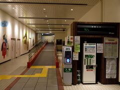 小雨が降るまだ暗いAM5:00 燕三条駅にバスは到着です。
燕三条駅のメインは、上越新幹線の高架駅
今回初めに乗車するのは弥彦線
駅の隅にホームに通じる廊下がありましたが改札はありません。
