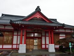 小雨降る弥彦駅
寺社風の駅舎は比較的新しいつくり