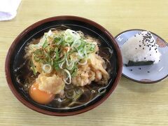 ここは、中華麺を和風だしで食べる『中か』（ちゅうか）が有名なお店
玉ねぎたっぷりのてんぷらと生卵の、玉・天中か
なんとお値段￥300
新潟に来たのだからと、おにぎり\80円をプラス
