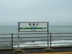 しっとりと雨に濡れた駅と海岸は寂しそう