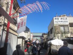 すぐそばの深川不動堂へ｡
参道は人情深川ご利益通りという名前のようです｡