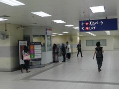 ホテルを７：３０に出て、最寄のDang Wangi駅から地下鉄に乗ってKLセントラルを目指します。