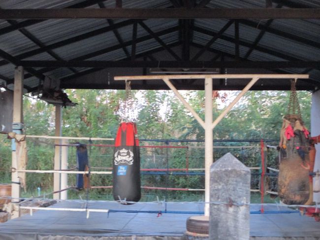 キックボクシングのジムらしき小屋もあった。<br />ホテルまでは歩けそうもない距離だった。