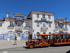 こちらがアヴェイロの旧駅舎
（すぐお隣には近代的な新駅の建物があります）

駅と街の中心部を結ぶプチトランがやって来ました^^